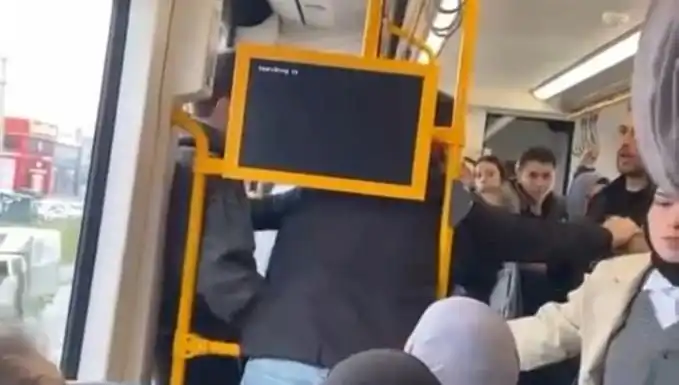 Metroda Yaşanan Tekme Tokat Kavga: Seyirciler Şokta!