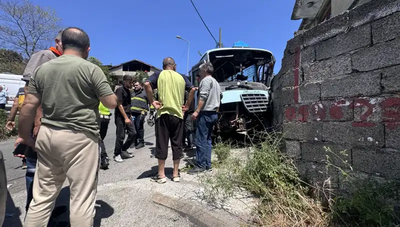 Minibüsün Duvara Çarpması Sonucu 14 Kişi Yaralandı