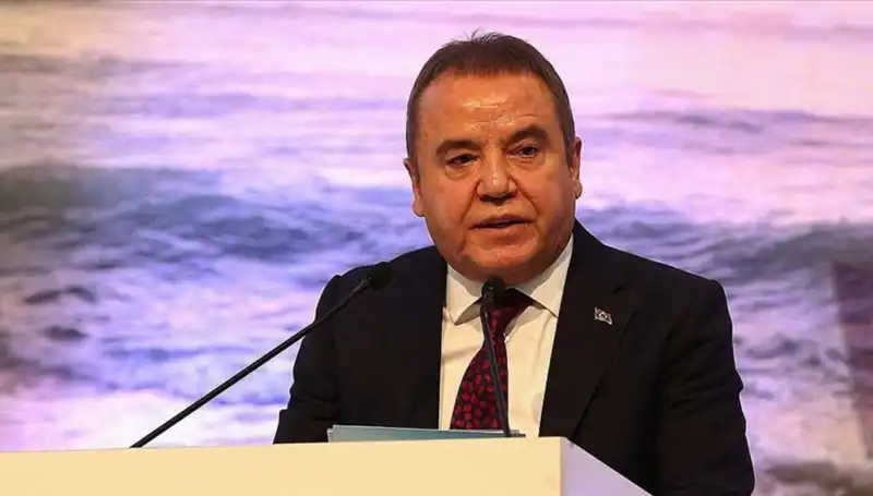 Antalya'nın Vizyon Sahibi Lideri: Muhittin Böcek'in Büyüleyici Hikayesi