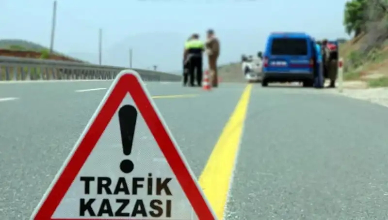 Ticari Araç ile Otomobil Kaza Yaptı: 5 Kişi Yaralandı