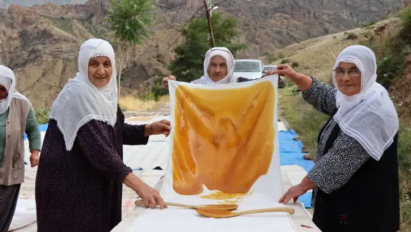 Güneşin Altında Doğal Lezzet: Yaz İle Birlikte Gelen Geleneksel Un Pişirme Yöntemi