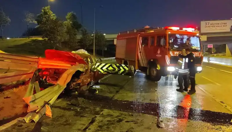 Bariyer Otomobile Saplandı! Sürücü Hastanelik Oldu