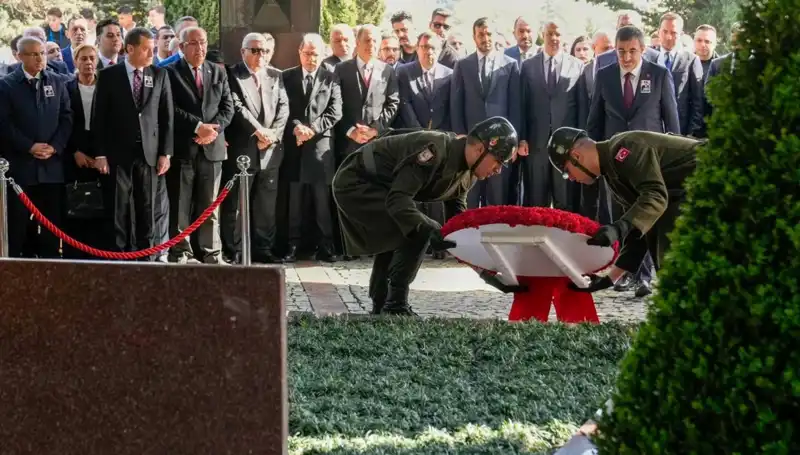 Turgut Özal, Mezarı Başında Samimi Bir Törenle Anıldı
