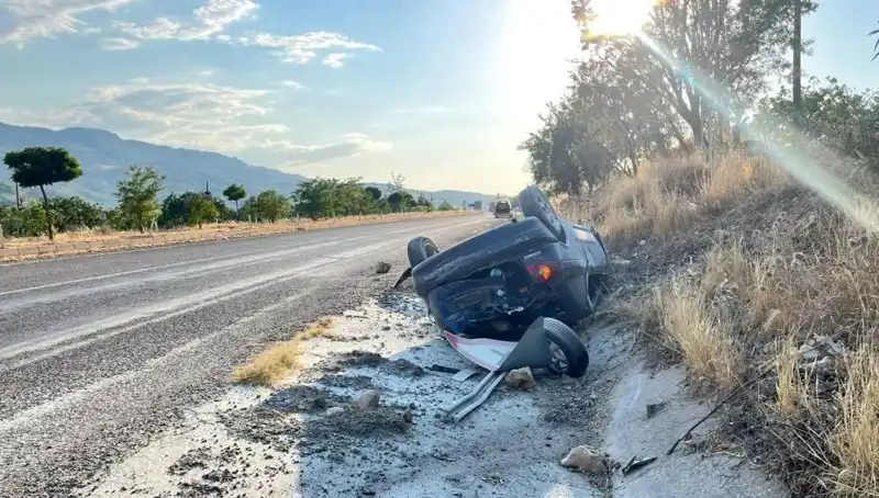 Adıyaman'da Feci Kaza: Takla Atan Otomobilin İçinden Şans Eserine Kurtuldular!