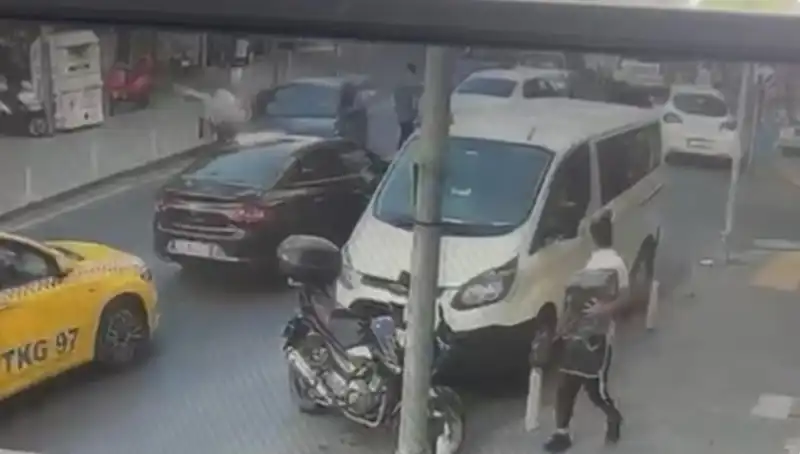 Sürücünün Gaz Pedalına Basmasıyla Ortalık Savaş Alanına Döndü!